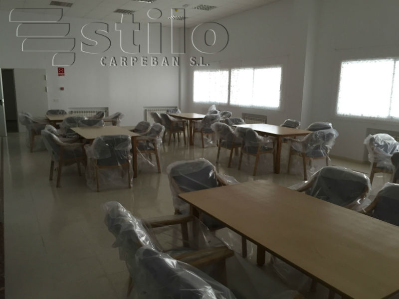 Mesa de geriatra que permite el paso de los brazos de las sillas de ruedas.Carpintera Ebanistera Carpeban Stilo en Salamanca, somos profesionales.